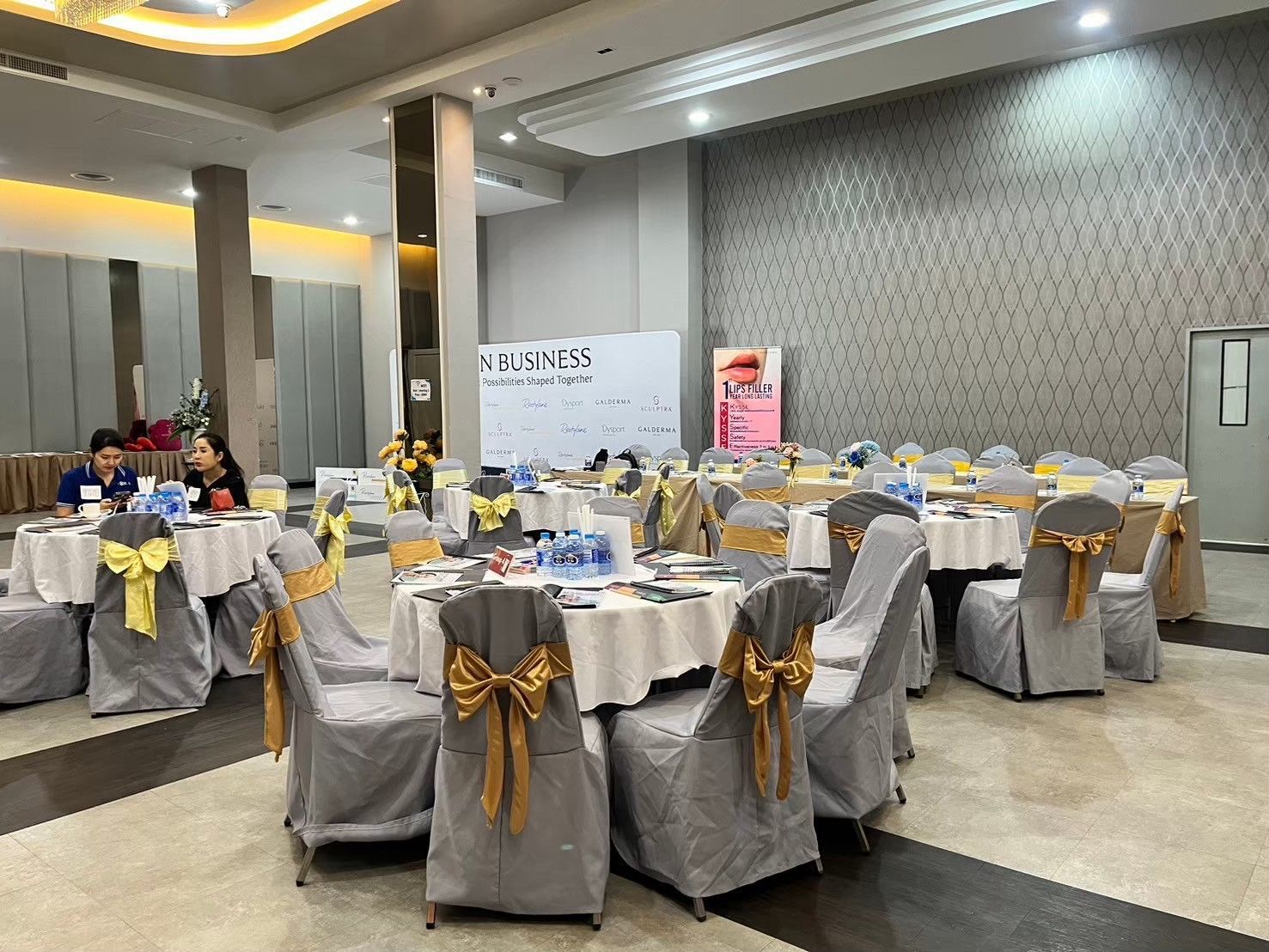 Round banquet tables with gold chair sashes