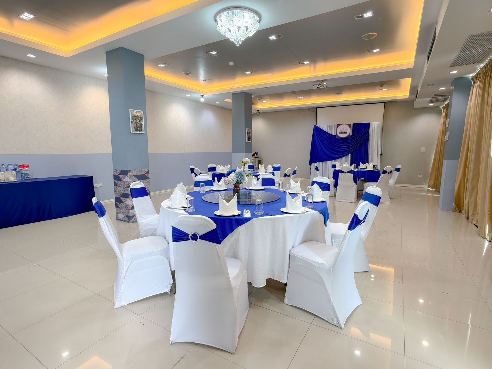 Norasing 2 set with round banquet tables and blue chair sashes