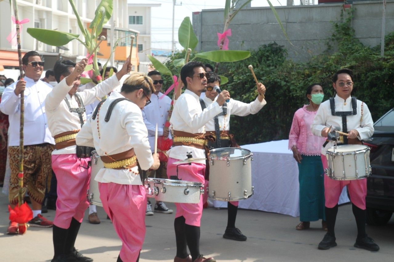 Drummers leading the khan maak procession outside the hotel