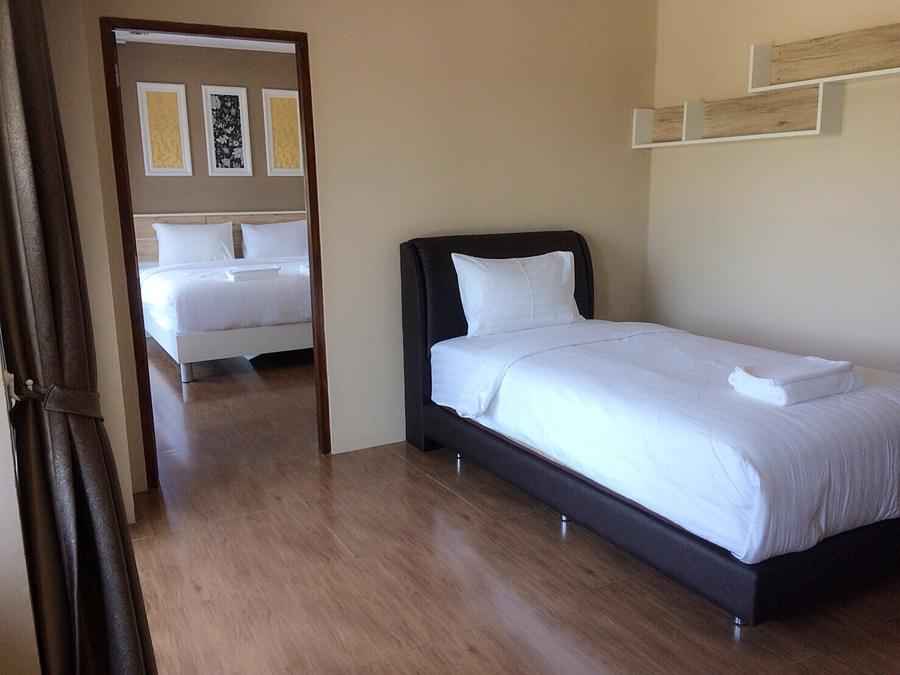 Single bed in the Family Room, with the double bedroom beyond