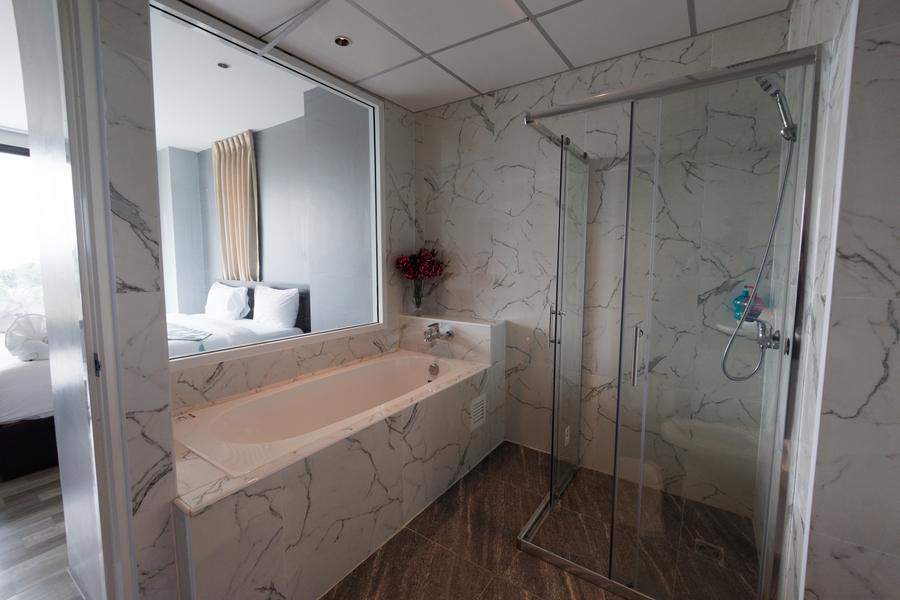 Bathtub and glass shower in the VIP Suite