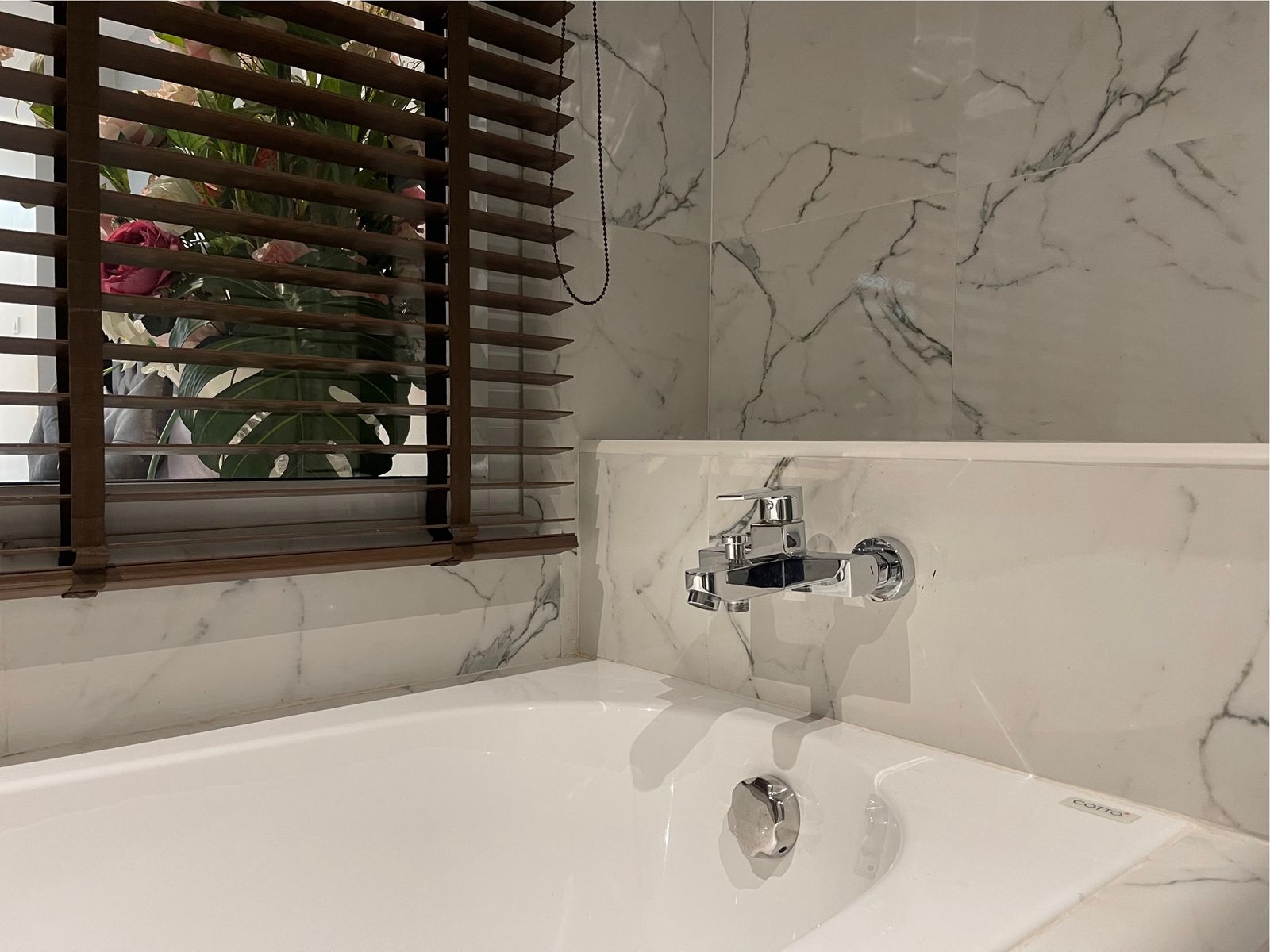 Bathtub with marble surround